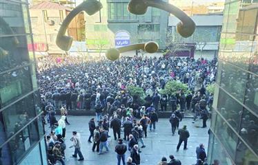 بين البازار وبيت القيادة.. هل يعيد النظام الإيراني إنتاج شرعيته عبر الأزمات؟