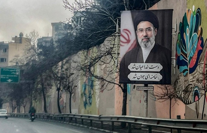 عقيدة مجتبى خامنئى بين قيادة الظل وشرعية مدرسة "مصباح يزدي"